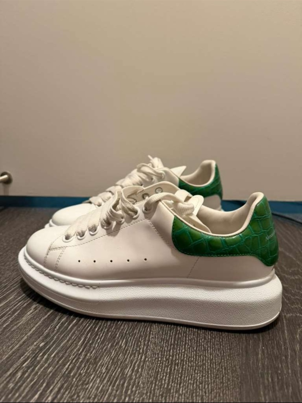 ALEXANDER MCQUEEN White Platform Sneakers with Green Croc Heel Tab - Picture 5 of 5